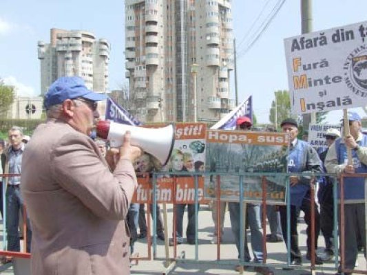 Profesorii pichetează Prefectura
